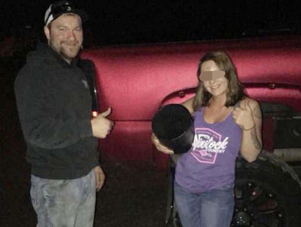 "Ja, ich bin das Auspuff-Mädchen!" gestand Kaitlyn S. (19) später. Das Endrohr hat sie in der Hand.