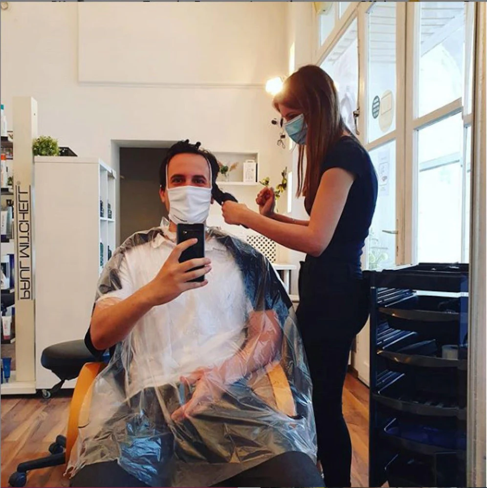 "Selten so froh über einen Haarschnitt gewesen", schmunzelt Neos Wien-Chef Christoph Wiederkehr. Damit ist er sicher nicht der Einzige. 