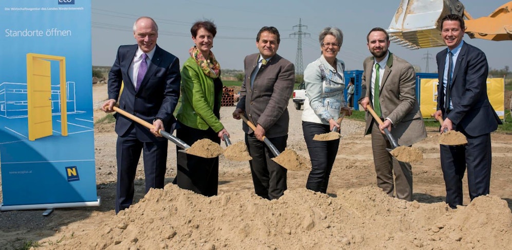 Helmut Miernicki, Anna Steindl, Resch&Frisch-Eigentümer Josef Resch, Petra Bohuslav, Georg Resch und Kurt Hackl beim Spatenstich.