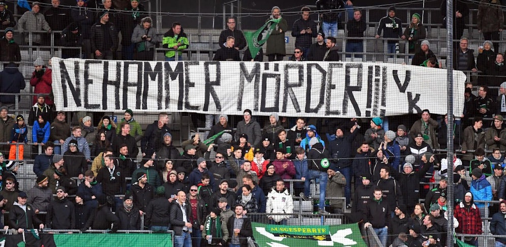 Die Fans von Wacker Innsbruck attackieren ÖVP-Innenminister Karl Nehammer. 