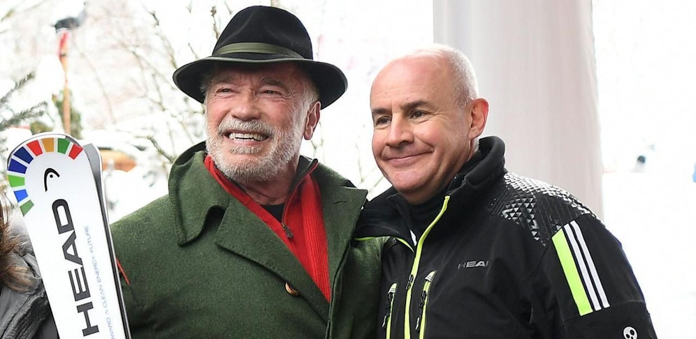 HEAD-Eigentümer Johan Elisch mit der "steirischen Eiche" Arnold Schwarzenegger beim um die Wette grinsen in Kitzbühel. 