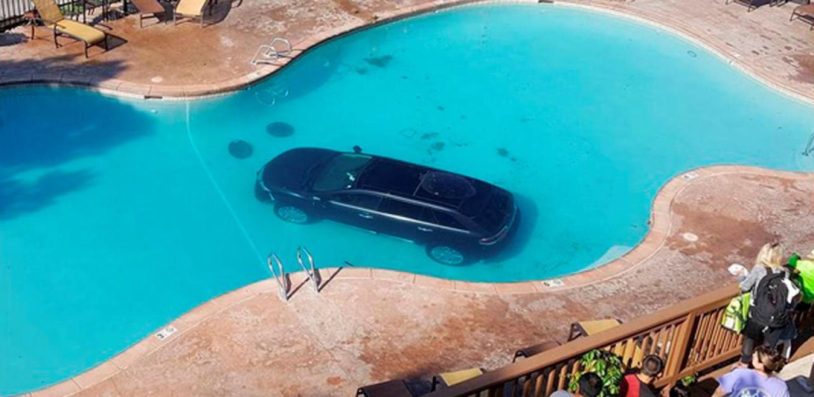 Pedale verwechselt: Frau versenkt Fahrzeug in Pool