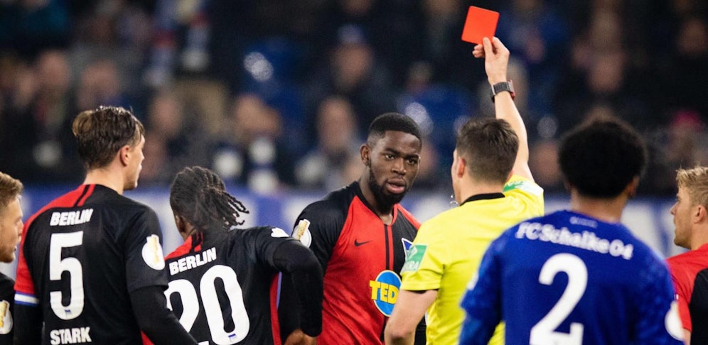 Jordan Torunarigha wurde rassistisch beleidigt, weinte auf dem Feld und flog dann auch noch mit Gelb-Rot vom Platz.