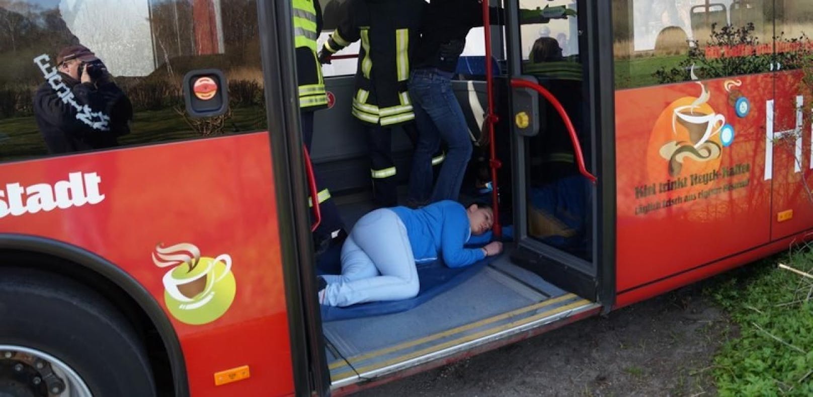 In Kiel war es nur eine Übung, in Gmunden Realität: Eine Schülerin kollabierte im Bus.