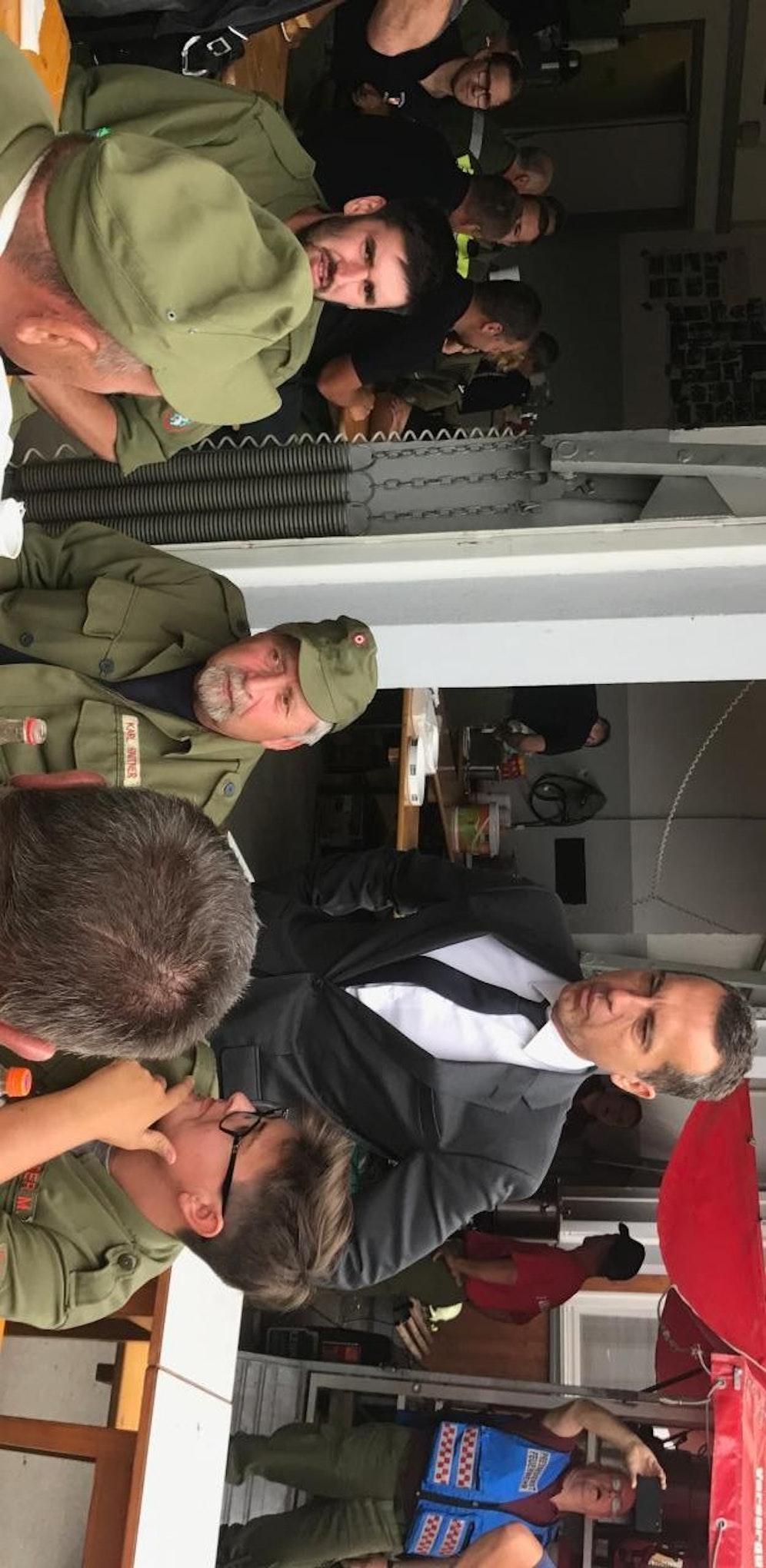 Bundeskanzler Christian Kern bei einer Einsatzbesprechung mit der Feuerwehr in Oberwölz