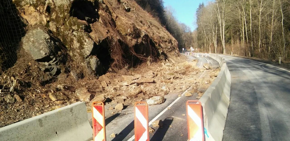 Felsbrocken auf der Straße: B38 ist auf einem Teilabschnitt gesperrt