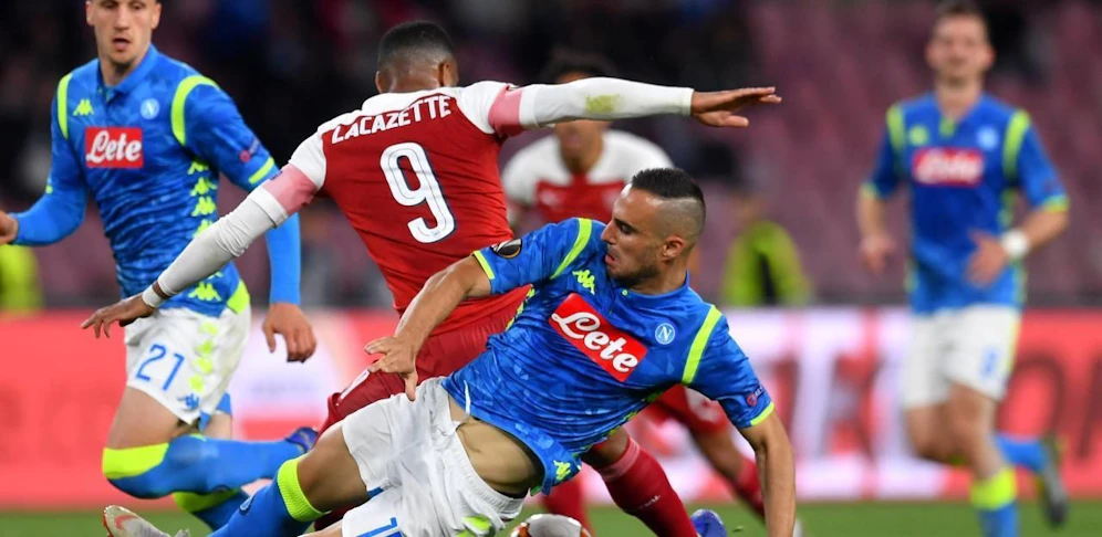 Alexandre Lacazette gegen Nikola Maksimovic