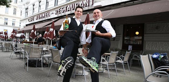 Wiens Kellner zeigen beim 2. Wiener Ober Run ihr sportliches Können.