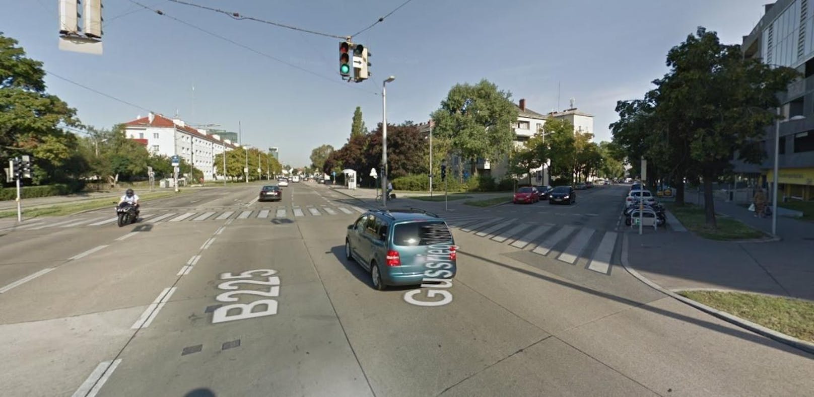 Auf der Kreuzung der Raxstraße mit der Gußriegelstraße in Wien-Favoriten kollidierten zwei Pkws. Dabei wurde eine siebenjährige Insassin verletzt.