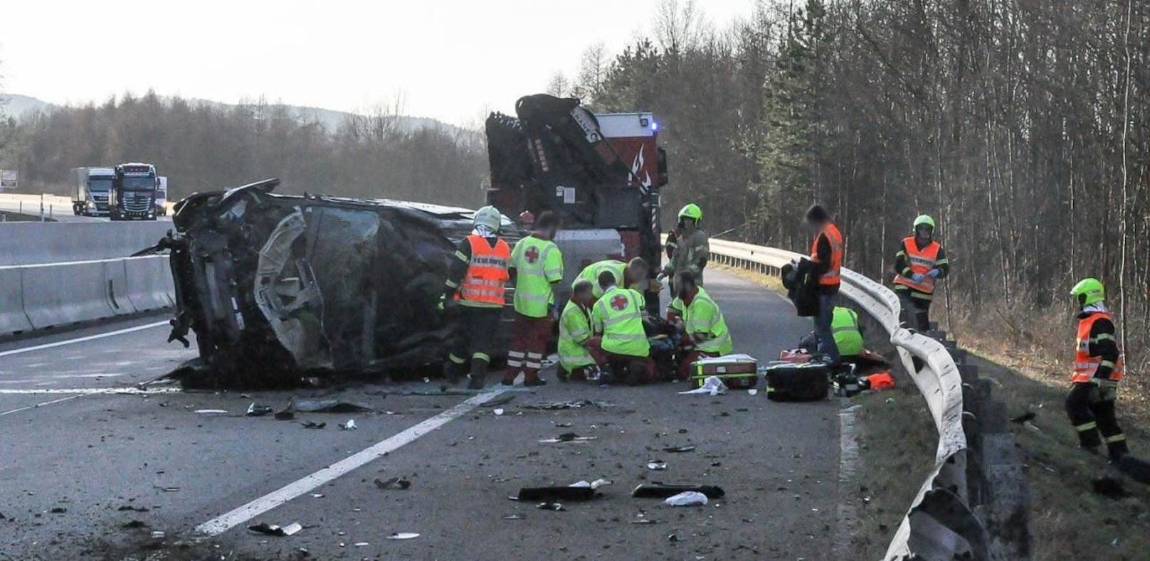 Auto überschlägt sich auf A1 – Lenker verletzt