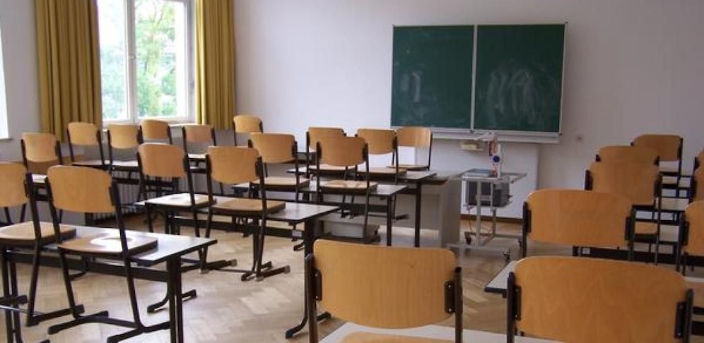 Der Lehrer soll von den Schülern gefordert haben, mit dem Hitlergruß aufzuzeigen. (Symbolbild)