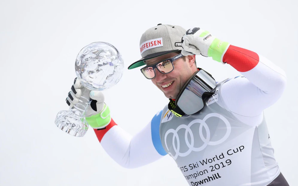 Beat Feuz erhält eine geborgte Kristallkugel.