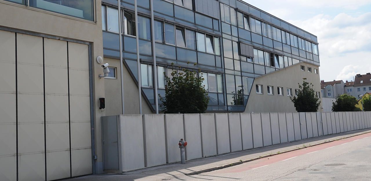 Der Mann sitzt in der Justizanstalt Wr. Neustadt.