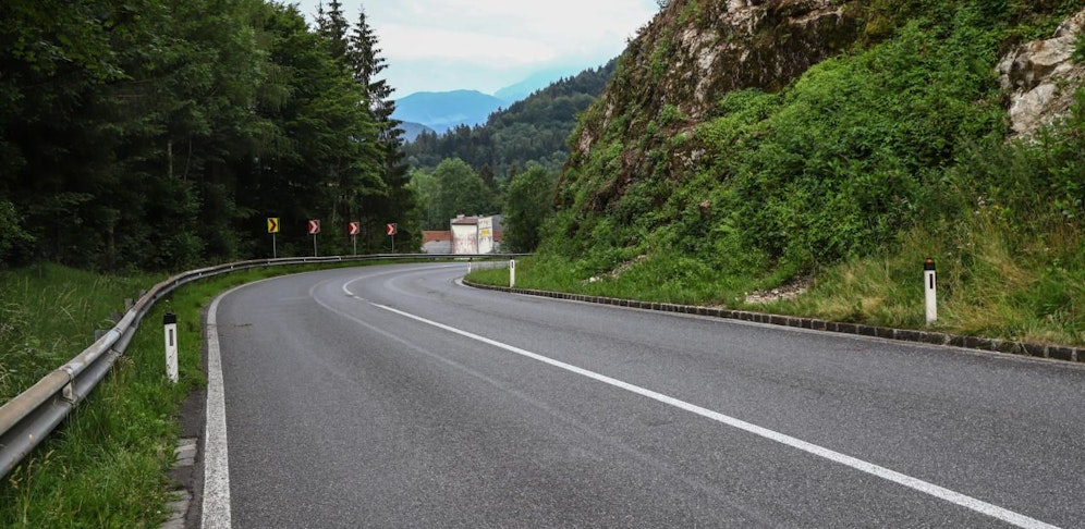 Der Lenker verlor in der Linkskurve die Kontrolle über sein Bike.
