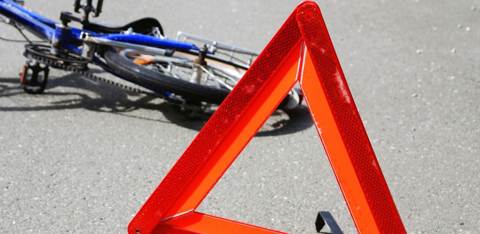 Fahrradlenkerin verletzt sich bei Sturz schwer