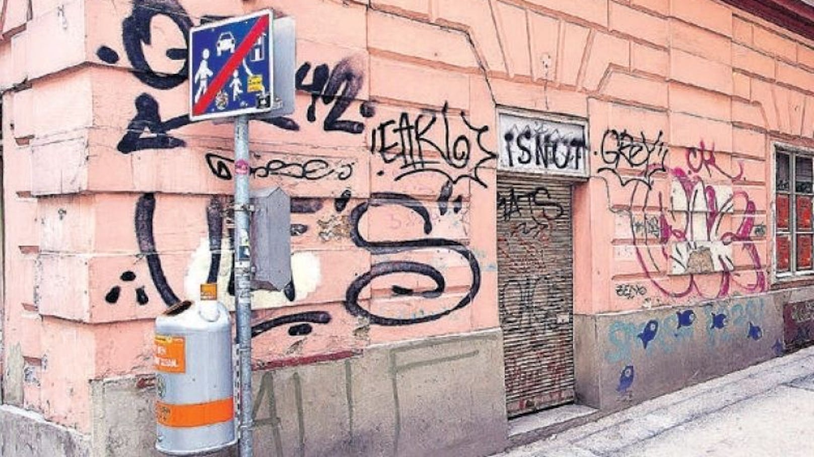 Alles andere als Straßenkunst sind die Graffitis auf Wiens Hausmauern. Vor allem in Wieden treiben wenig talentierte Sprayer derzeit ihr Unwesen.