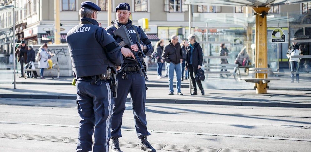 Die Polizei stoppte den bewaffneten Mann (Symbolbild)