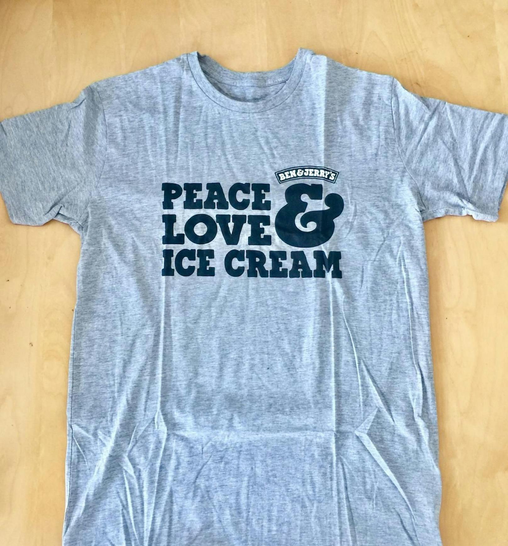 Gewinne 1 x T-Shirt von Ben &amp; Jerry's &quot;Peace, Love &amp; Ice Cream&quot;.