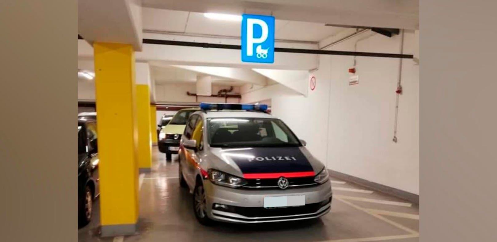 Das Polizeiauto parkt auf einem Kinderwagen-Parkplatz. 