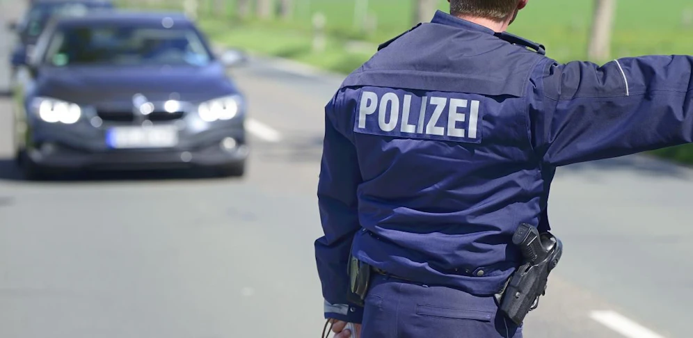 Bei einer Verkehrskontrolle zuckte der 34-Jährige aus und nahm einen Beamten ins Visier. (Symbolbild)