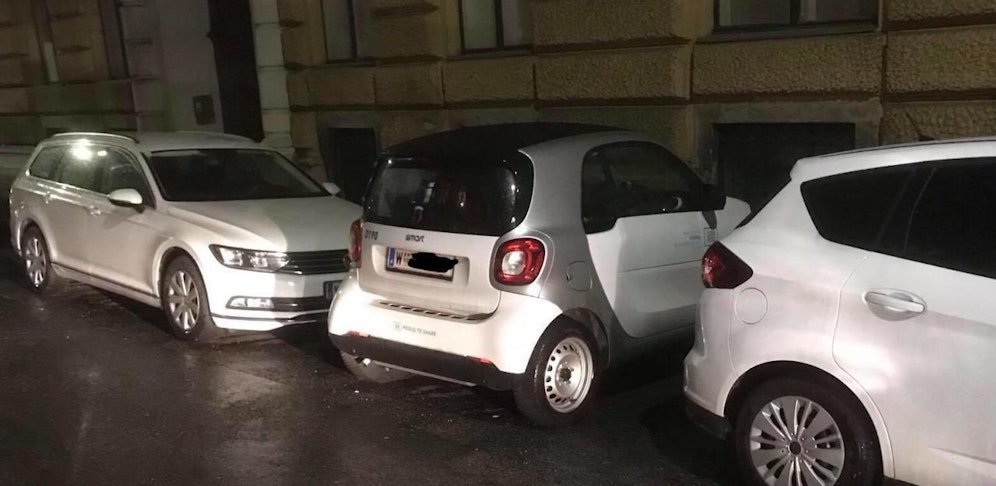 In der Goldeggasse parkte ein Smartcar quer, wo andere nur parallel stehen können.