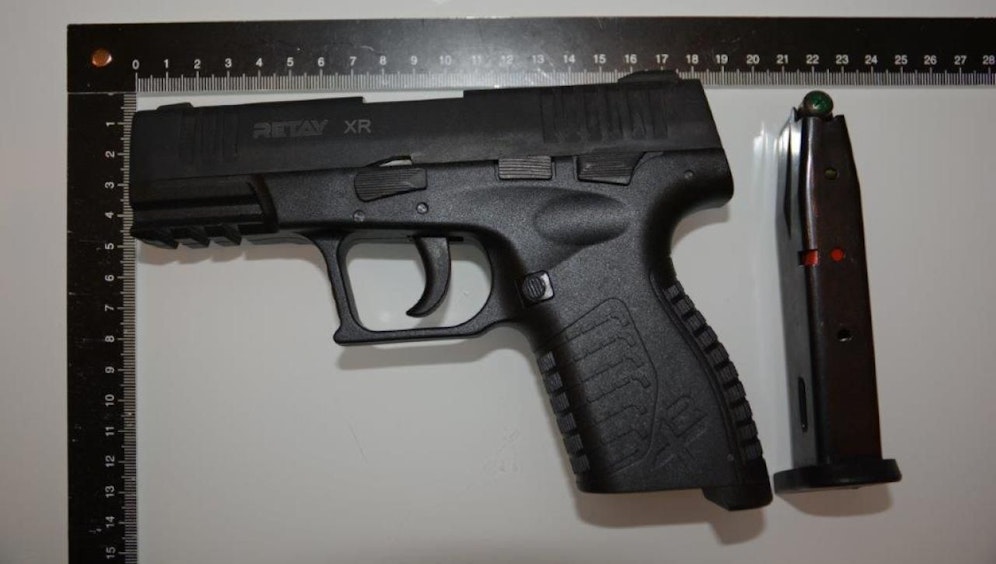 Mit dieser Schreckschusspistole wurde die Tank-Angestellte bedroht