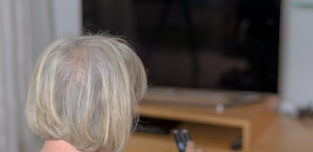 Seniorin soll zu laut fernsehen: Nachbar ist sauer.