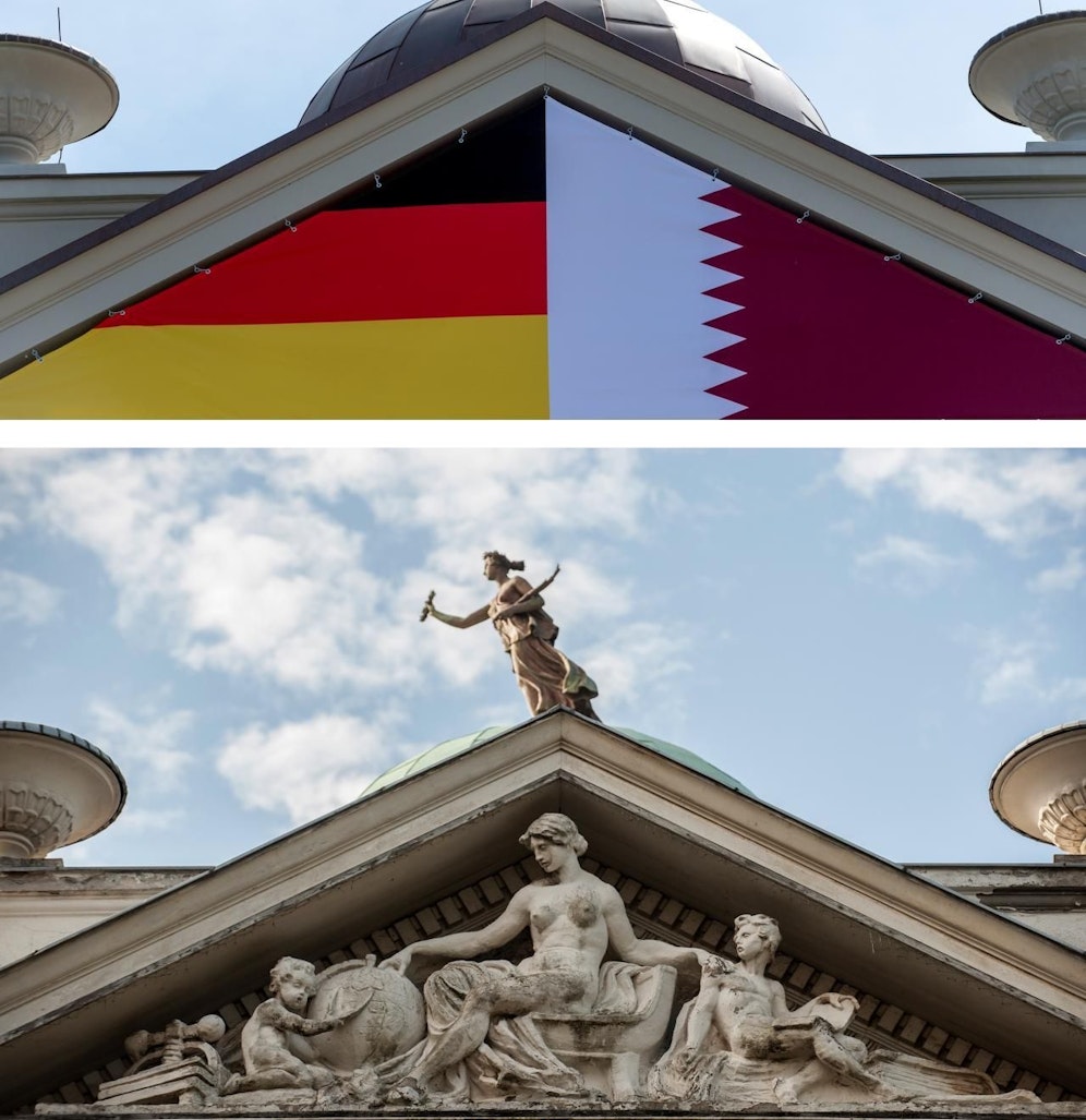 Der Giebel der Botschaft jetzt (oben) und wie er ursprünglich aussah.