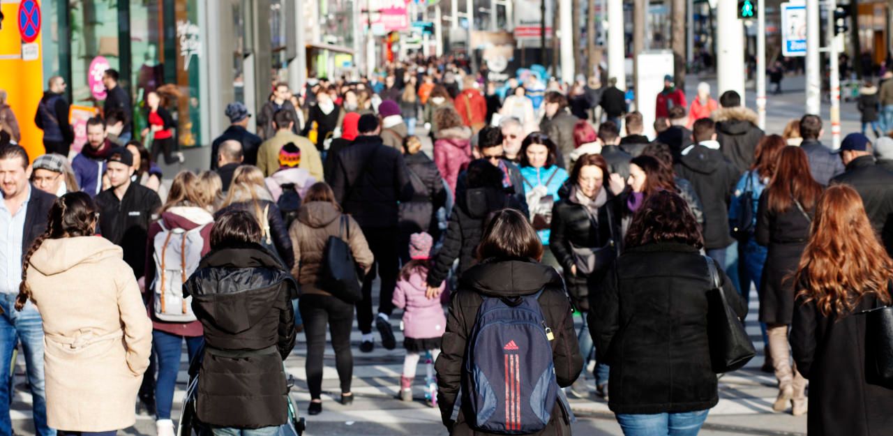 Passanten auf der Mariahilfer Straße in Wien.