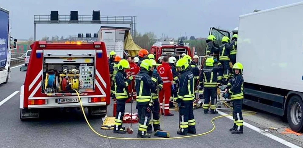 Die Feuerwehr holte den Mann aus dem Wrack.