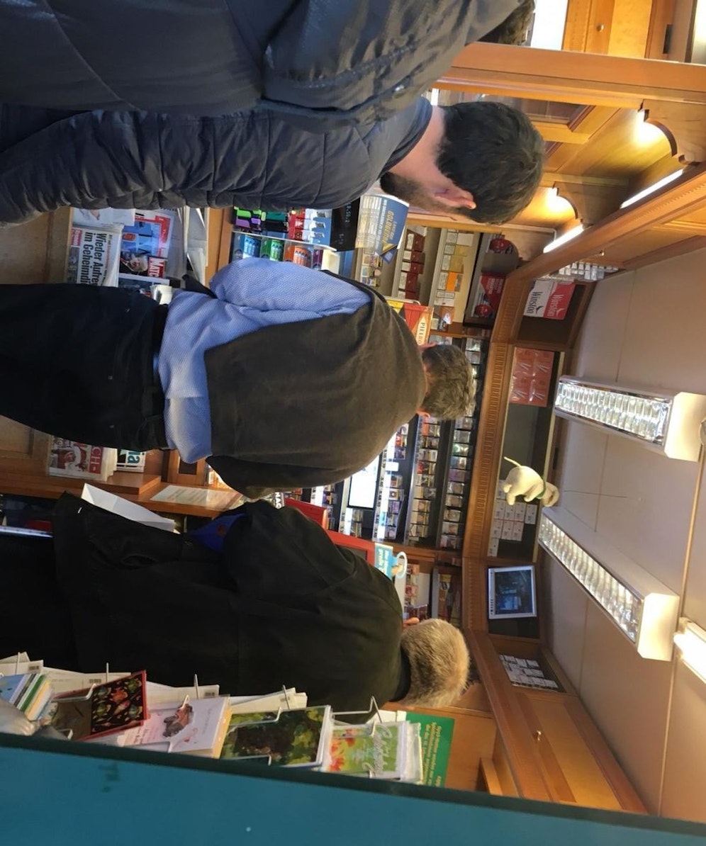 Dutzende Menschen standen vor einer Trafik in Wien-Döbling in der Schlange. 