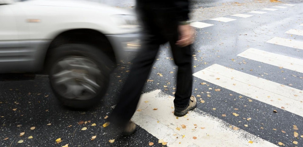 Die Fußgängerin wurde von dem Auto zu Boden geschleudert