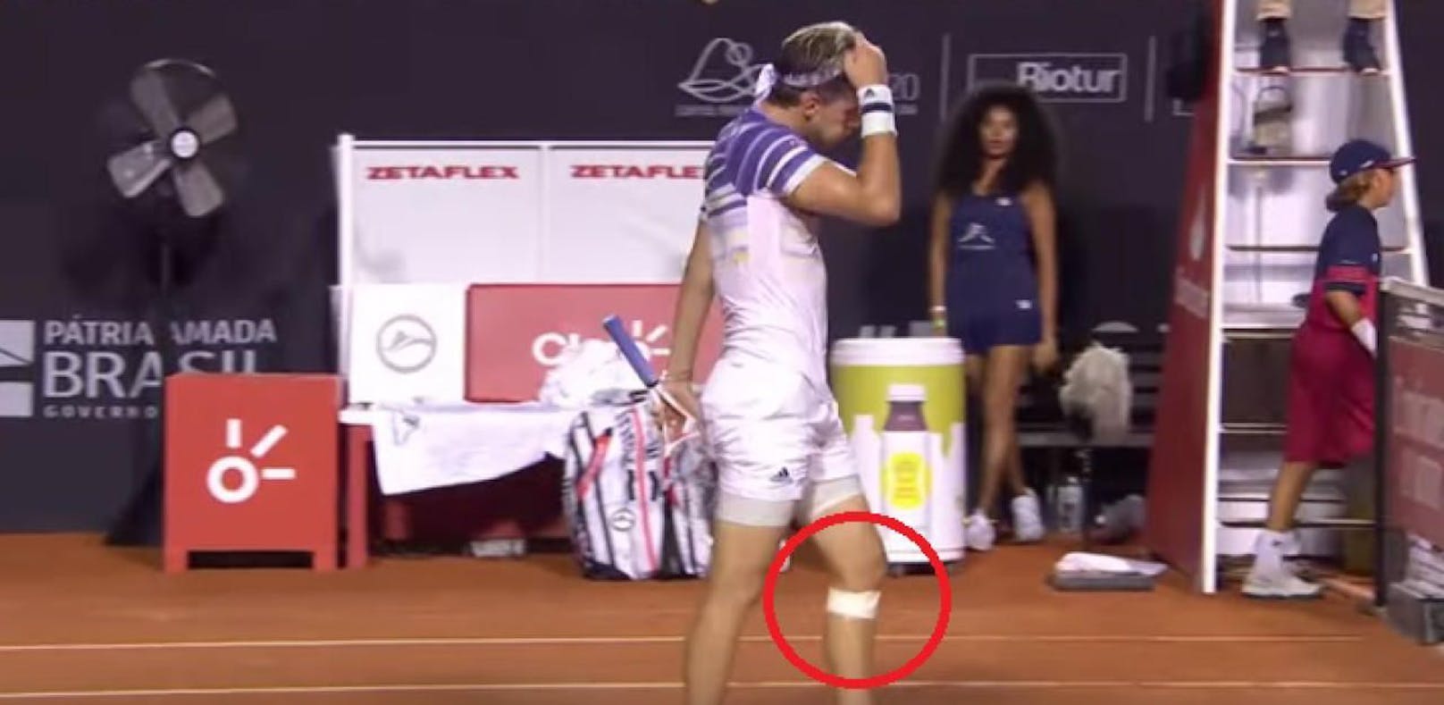 Dominic Thiem ließ sich sein schmerzendes Knie in Rio tapen.