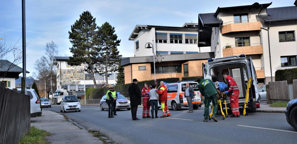 Der Fußgänger beim Überqueren der Straße von einem Auto niedergefahren