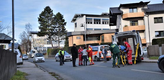 Der Fußgänger beim Überqueren der Straße von einem Auto niedergefahren