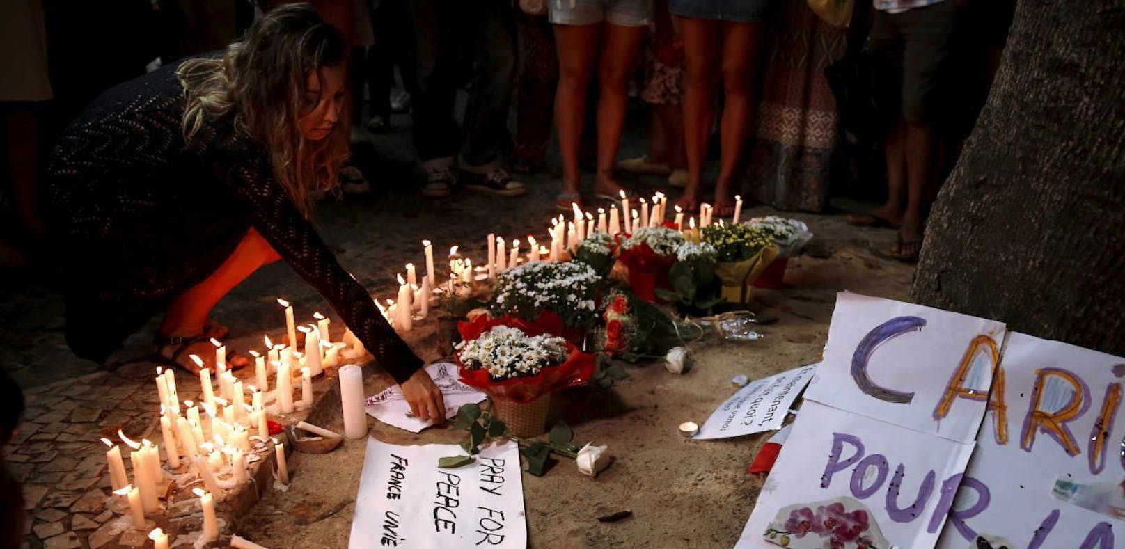 Nach dem blutigen Anschlag in Paris im November 2015 gedachten Menschen weltweit den Opfern. Im Bild eine Trauerfeier in Rio de Janeiro.