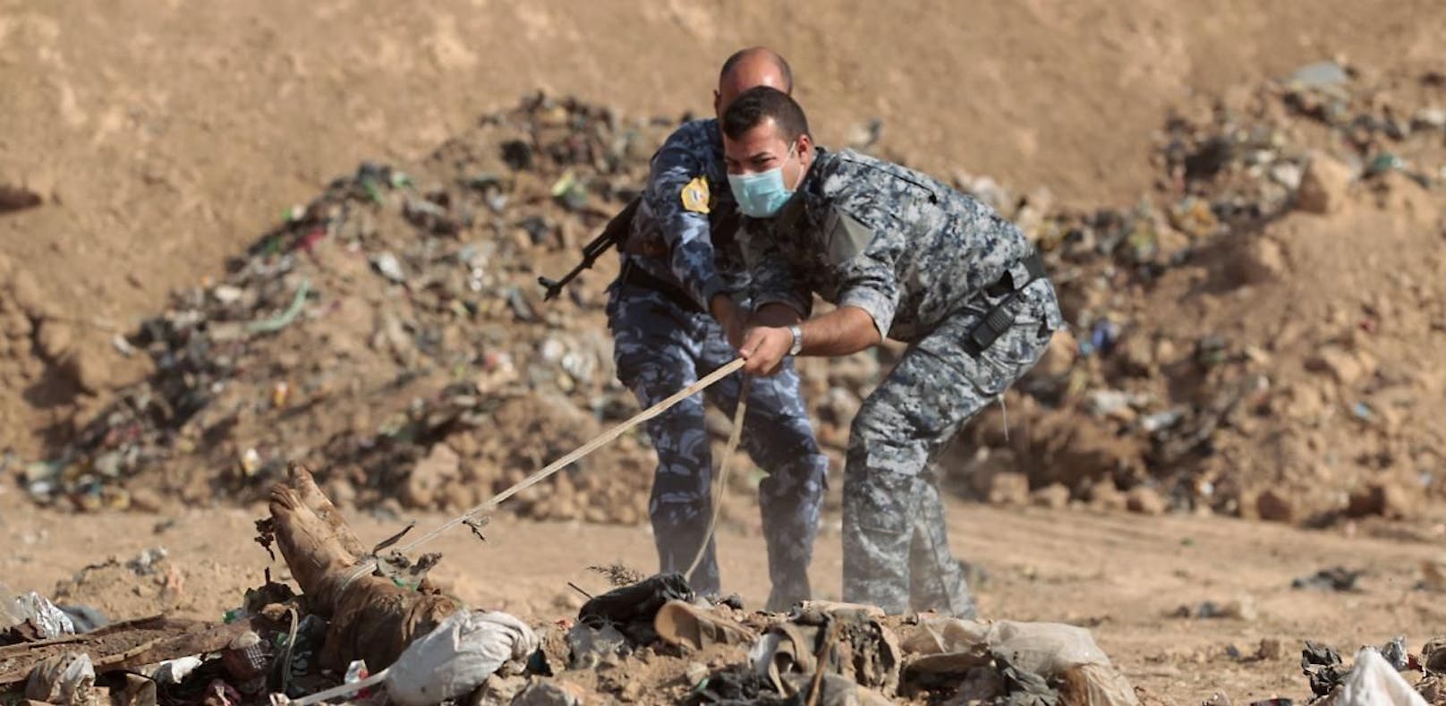 Im Irak wurden Massengräber mit etwa 12.000 Toten gefunden. 
