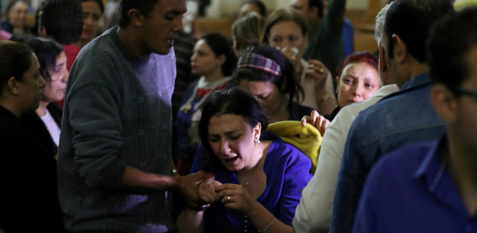 Kirchgänger trauern um bei einem Bombenanschlag getötete Menschen am Palmsonntag in Ägypten.