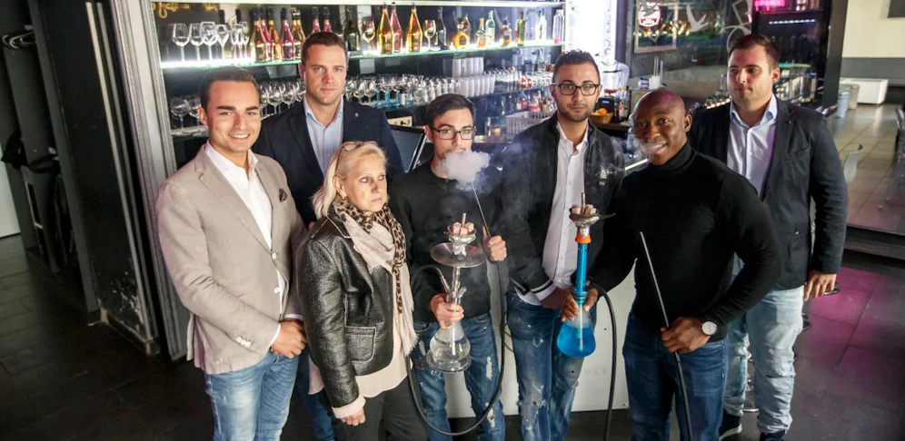 Gudenus (2. v. l.) mit Sisha-Lokalchefs in der "Bakulounge" am Währinger Gürtel.