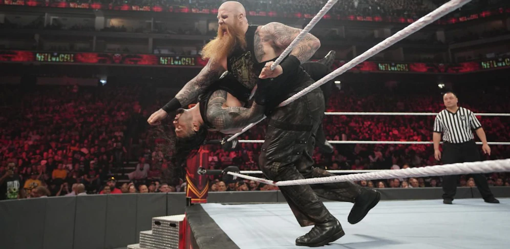 Roman Reigns bekam es schon bei Hell in a Cell mit Erick Rowan zu tun (Bild (c) WWE)
