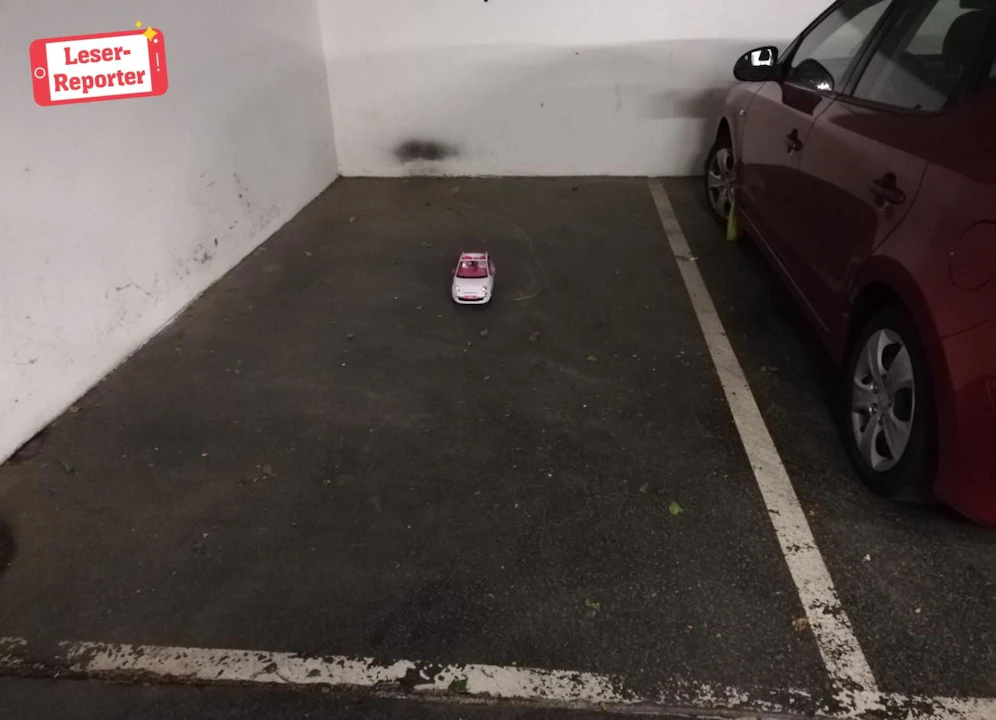 Mini-Fiat von Barbie parkt in Traiskirchen. 