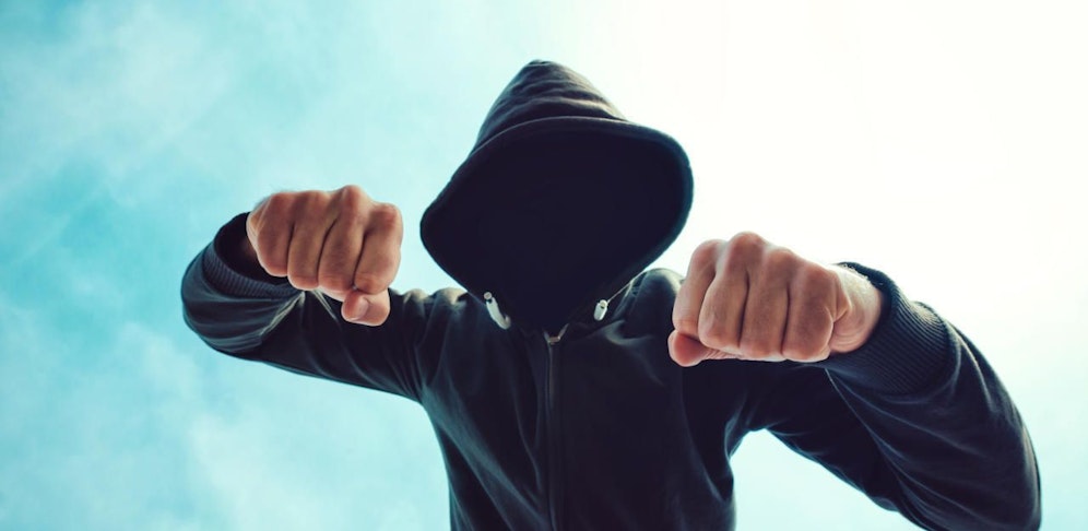 Unbekannte sollen einen jungen Partygänger vor der Diskothek "Spessart" in Neuhofen (Bez. Linz-Land) heftig verprügelt haben. Der junge Mann liegt mit einem Schädelbruch im Krankenhaus. Sein Freund sucht jetzt auf Facebook nach den Schlägern. 