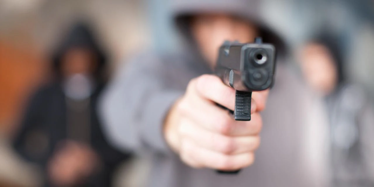 In der Wohnung des Beschuldigten entdeckten die Polizisten eine Schreckschuss-Pistole.