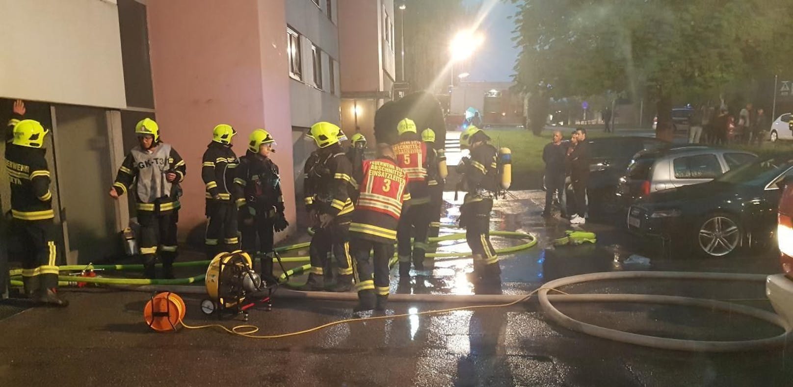 Die Feuerwehr war Montagabend wegen brennenden Akkus in einer Wohnanlage in Steyr im Einsatz. 