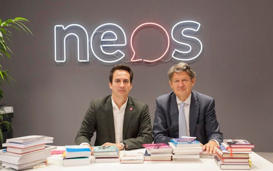 (v.l.n.r.) Neos Wien-Klubchef Christoph Wiederkehr und Kandidat zur Nationalratswahl Helmut Brandstätter fordern Reformen in den Wiener Pflichtschulen.