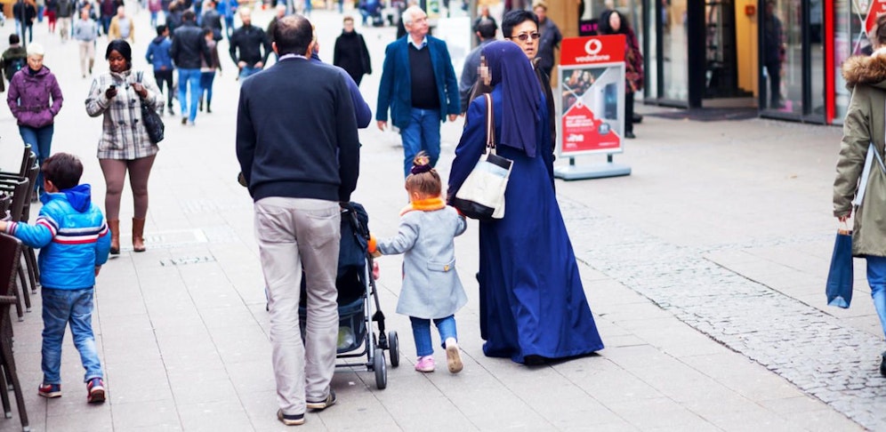 Eine Frau attackierte die Familie, weil sie "Ausländer" sind