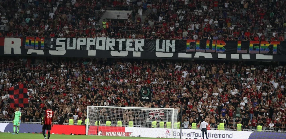 Nizza-Fans präsentierten im Derby ein Plakat, auf dem steht: "OM unterstützt ein LGBT-Team, um Homophobie zu bekämpfen."