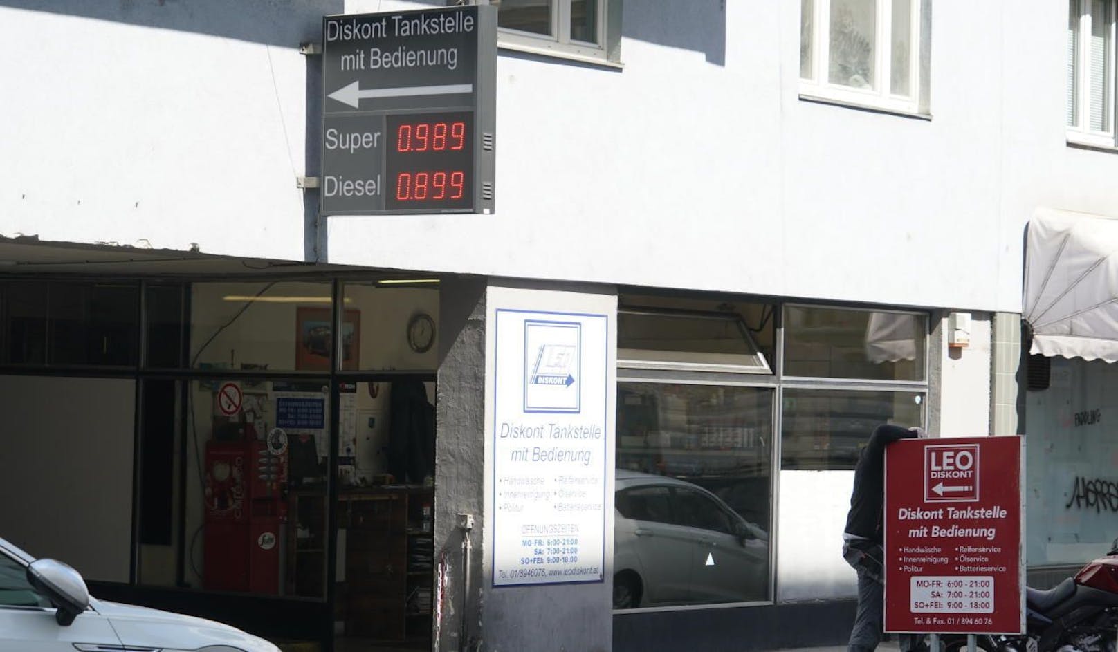 Die Preise an der Tankstelle &quot;Leodiskont&quot;: 0,989  für Benzin, Diesel um 0,899 

