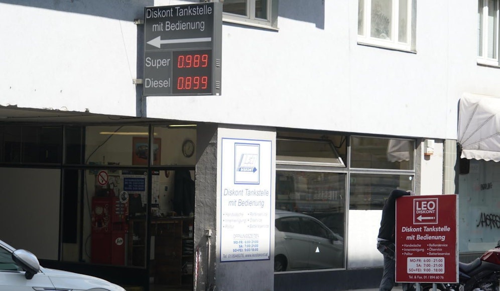 Die Preise an der Tankstelle "Leodiskont": 0,989  für Benzin, Diesel um 0,899  
