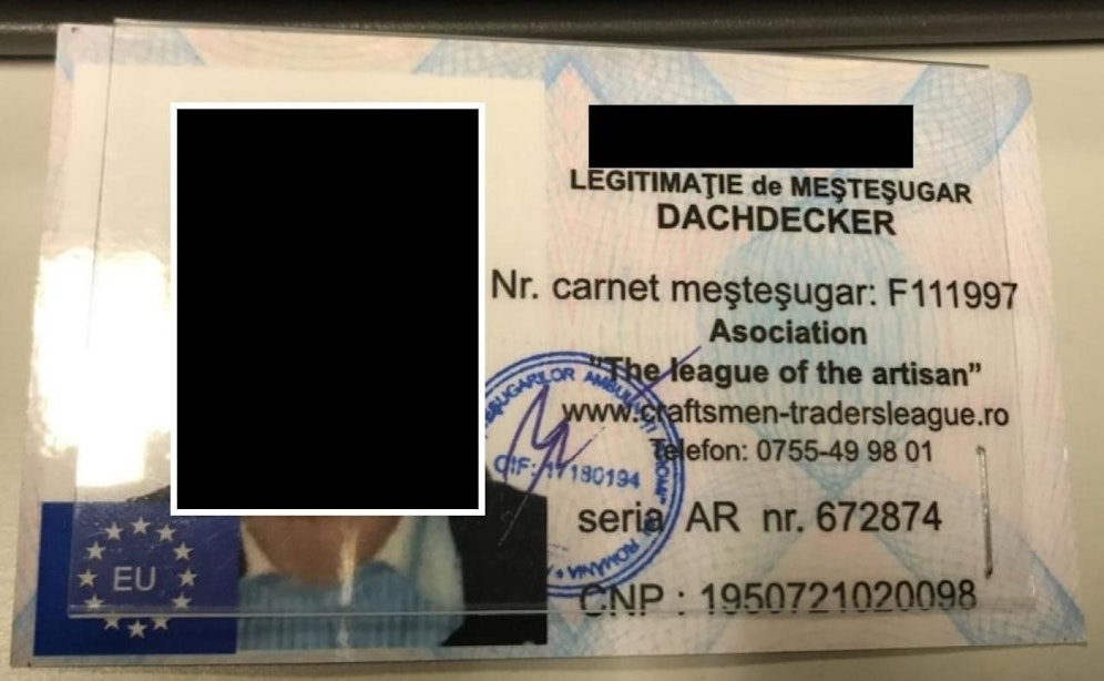 Neben Werkzeug und Materialien fanden Polizisten diverse Fantasieausweise, die die Beschuldigten offensichtlich als Dachdecker legitimieren sollten.